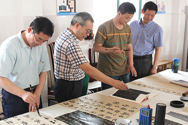 中國(guó)人民大學(xué)、北京師范大學(xué)王學(xué)嶺書(shū)法工作室在安邦集團(tuán)面授會(huì)(圖1)